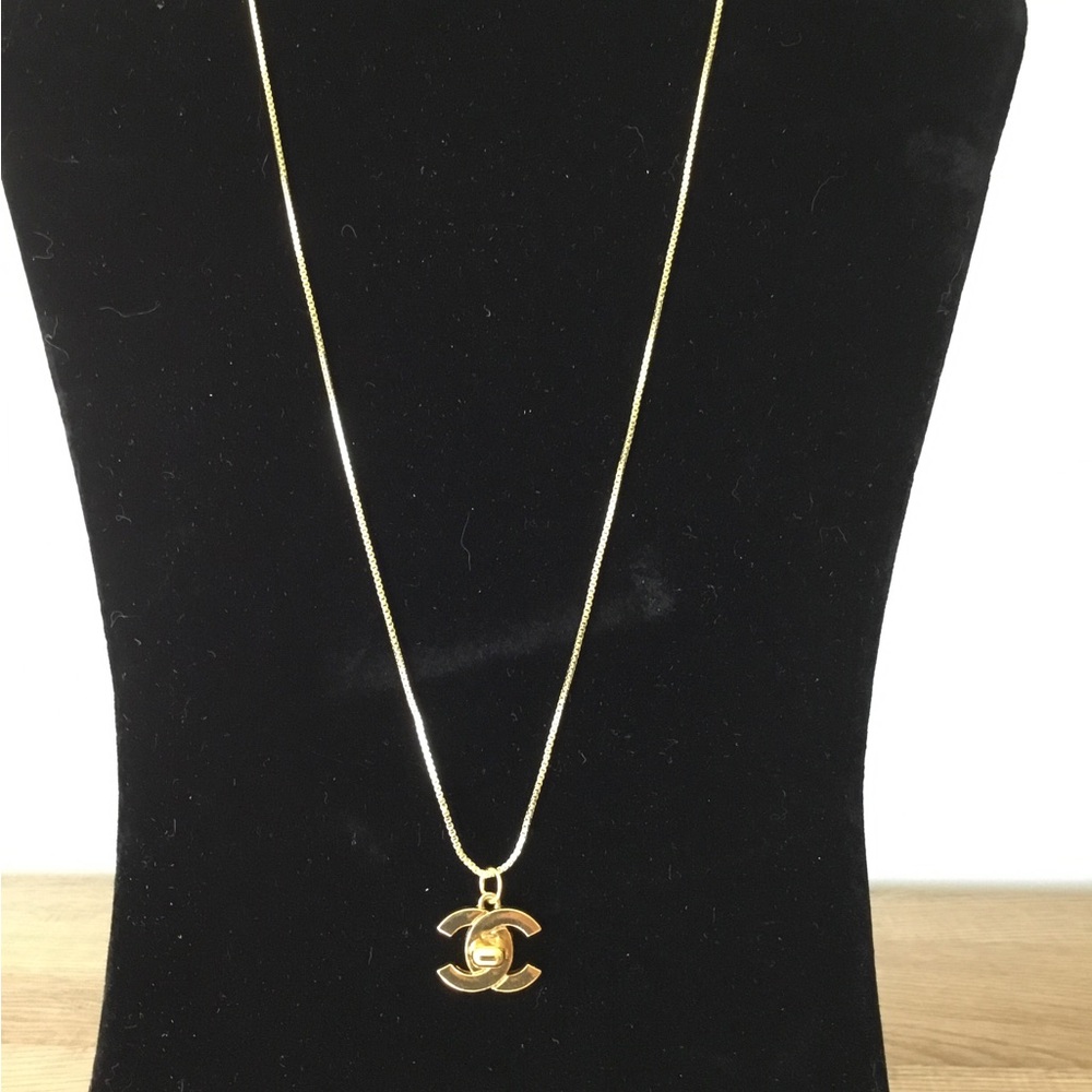 Chic Gold Pendant Necklace